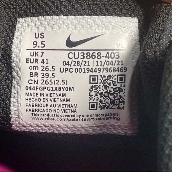 Nike Winflo 7 Run Shield Women's Size 9.5 Black, Gray, Green Running Shoes - Picture 15 of 16